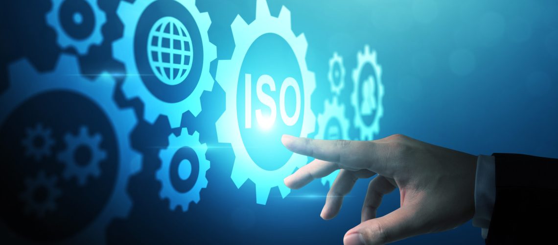 Illustration die das Wort ISO in mehreren Zahnrädern zeigt